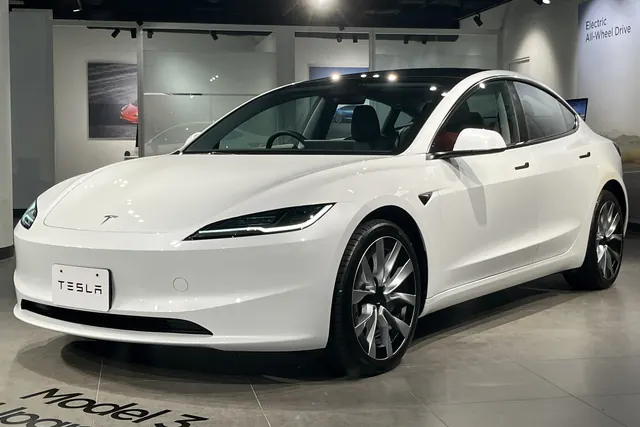 Biała Tesla Model 3 w salonie