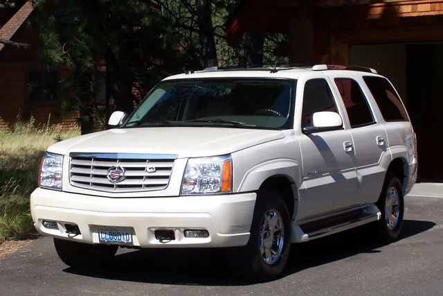 Biały Cadillac Escalade